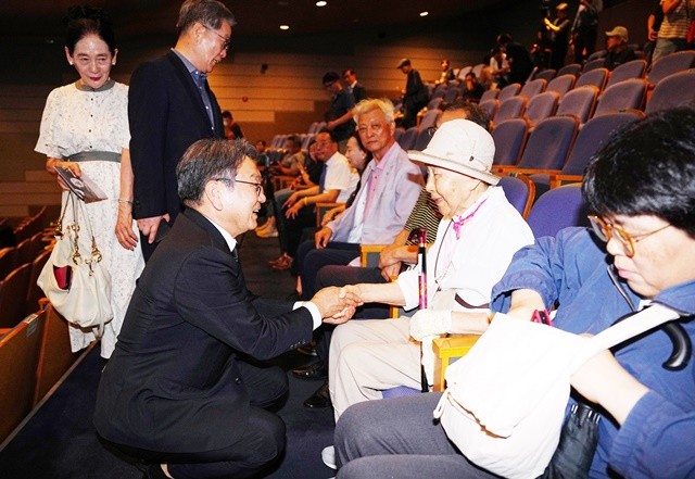 강기정 광주광역시장이 18일 오후 남구 빛고을시민문화관에서 열린 '김대중대통령 서거 16주기 추모식'에 참석해 시민들과 인사를 나누고 있다./광주광역시 제공