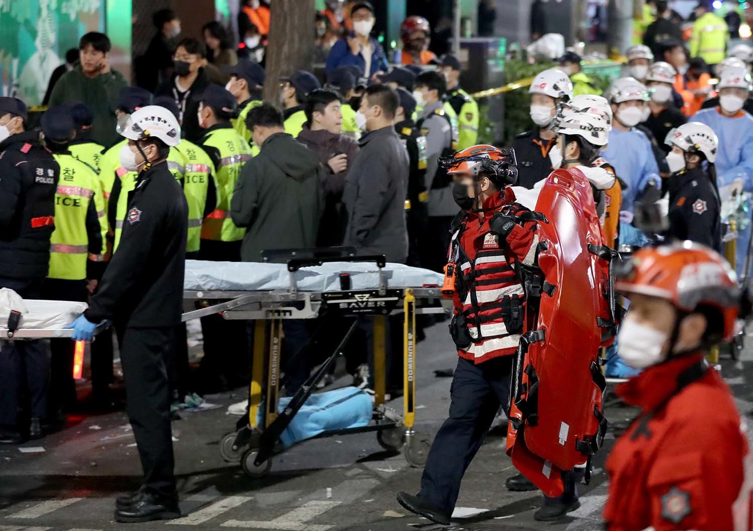 압사 사고가 발생한 서울 용산구 이태원 사고현장에서 소방 관계자가 이동식 침대를 옮기는 모습. / 뉴스1