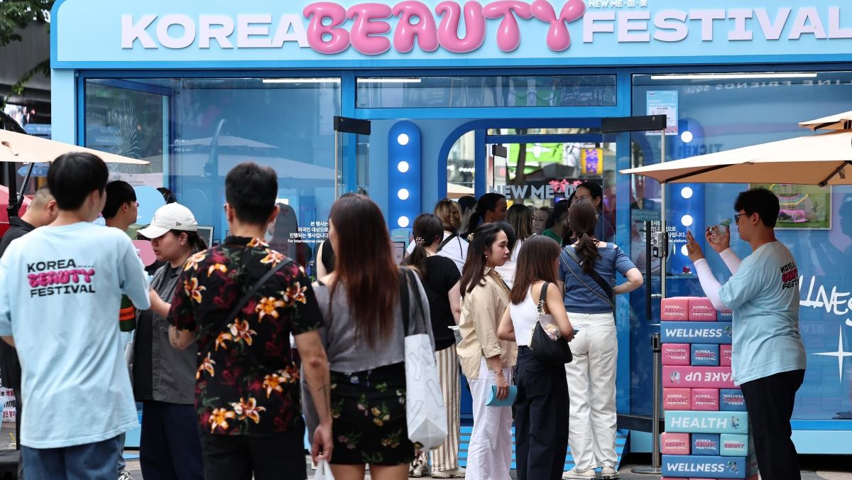 서울 중구 명동을 찾은 외국인 관광객들이 '코리아 뷰티 페스티벌' 부스를 둘러보고 있다. / 뉴스1