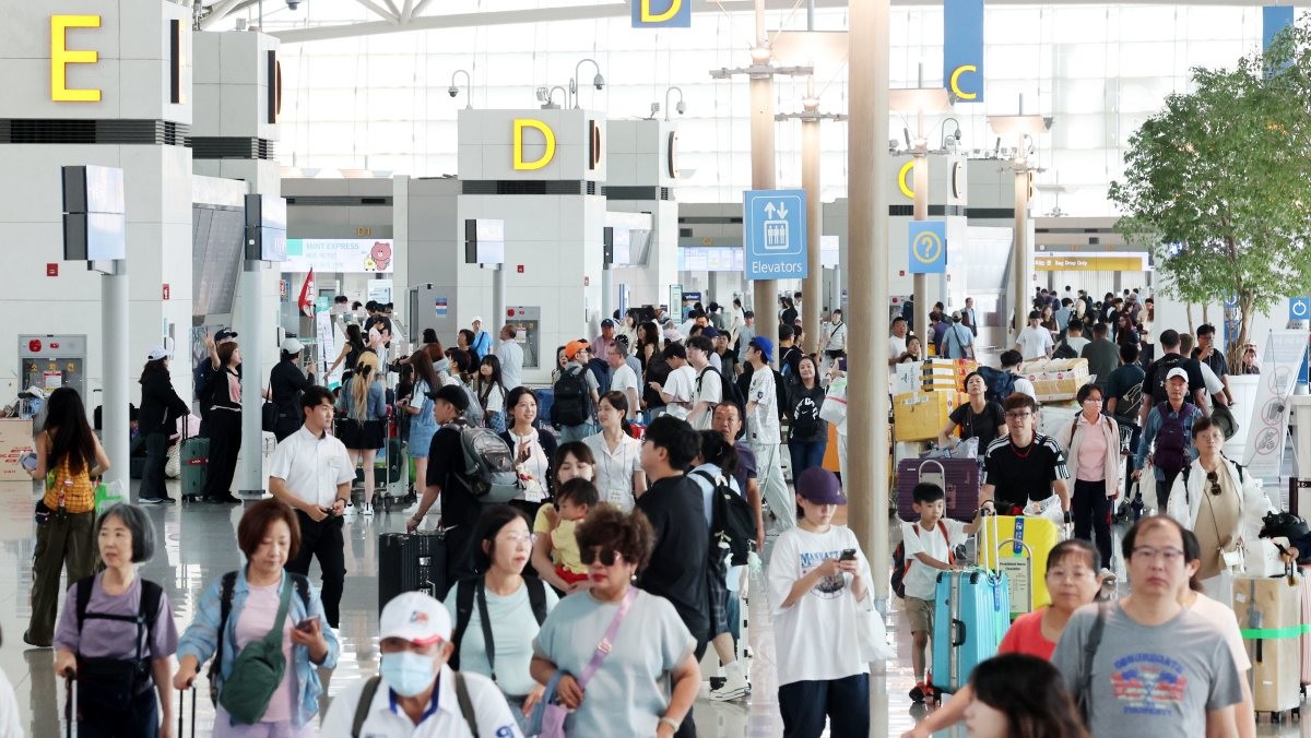 인천국제공항 1터미널 면세구역이 해외여행을 떠나는 여행객들로 북적이고 있다. / 뉴스1