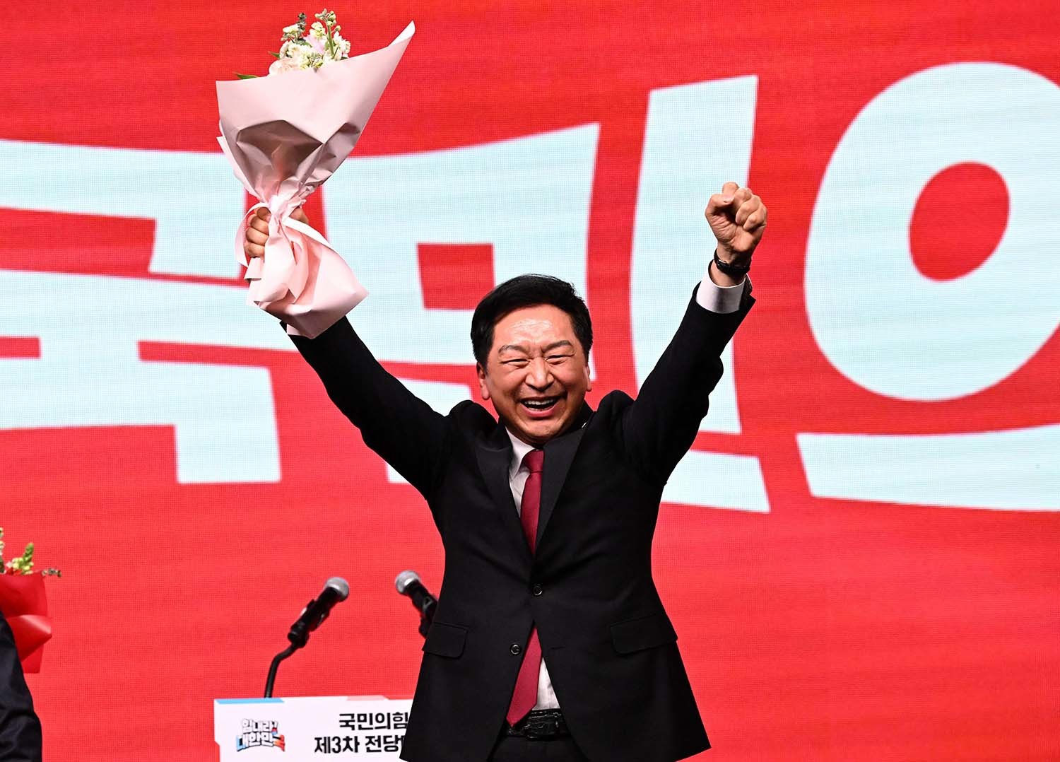 김기현 국민의힘 의원이 2023년 3월 경기 고양시 킨텍스에서 열린 전당대회에서 당대표에 선출되자 환호하고 있다. / 뉴스1