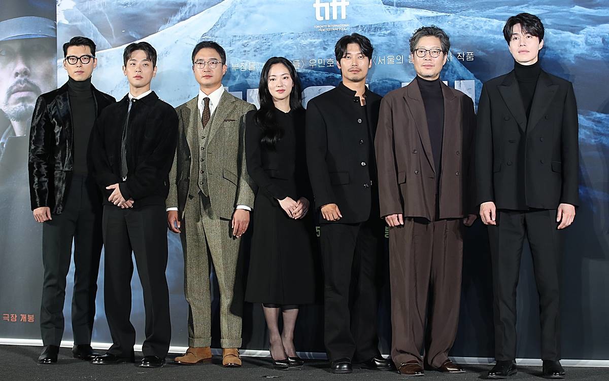 배우 현빈(왼쪽부터)과 박정민, 조우진, 전여빈, 박훈, 유재명, 이동욱이 지난해 11월 27일 서울 용산구 CGV용산아이파크몰에서 열린 영화 '하얼빈'(감독 우민호) 제작보고회에 참석해 포즈를 취하고 있다. '하얼빈'은 1909년, 하나의 목적을 위해 하얼빈으로 향하는 이들과 이를 쫓는 자들 사이의 숨 막히는 추적과 의심을 그린 작품이다 / 뉴스1