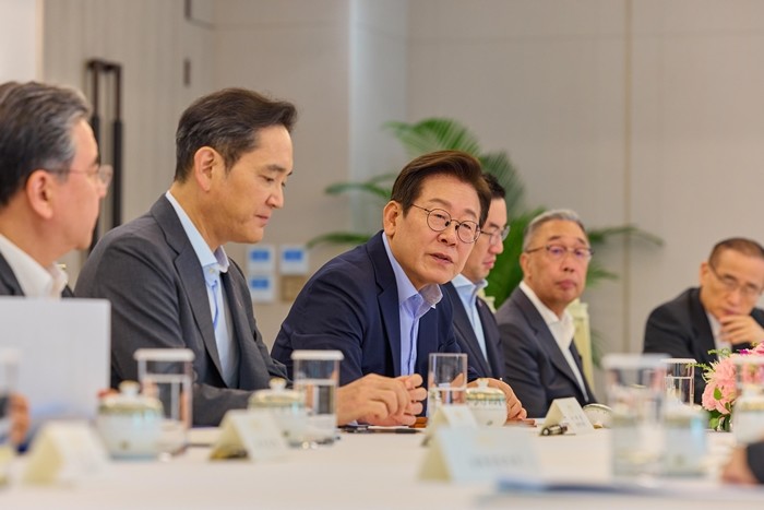 이재명 대통령이 19일 서울 용산 대통령실 청사에서 열린 미일 순방 동행 경제단체 및 기업인 간담회에서 발언하고 있다. / 뉴스1