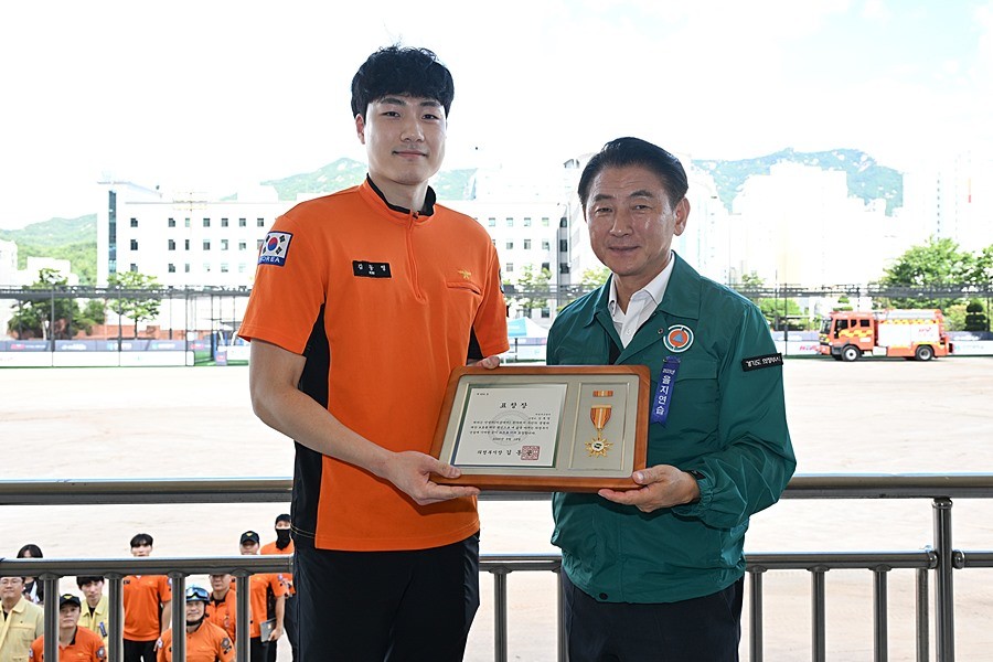 김동근 시장이 8월 19일 ‘2025년 을지연습 실제훈련’에서 훈련 참여 유공자에 대한 표창장을 수여한 뒤 함께 기념사진을 찍고 있다
