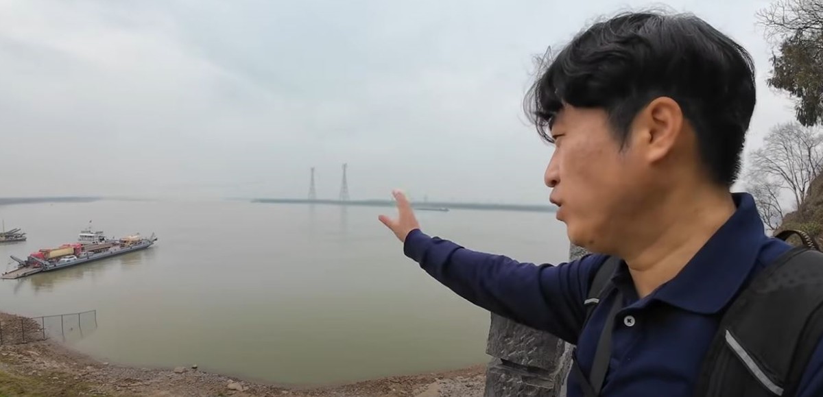 중국 삼국시대 적벽대전이 벌어진 바로 그 적벽을 소개하는 유튜버, / 유튜브 채널 '기행장군 양양이'