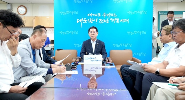 김영록 전라남도지사가 19일 오후 도청 기자실에서 기자간담회를 열고 “새 정부 5극 3특 균형발전 전략에 발맞춘 광주전남 특별지방자치단체, 전남 에너지 해양 특화도시 특별법 제정 노력, 석유화학 철강산업 위기 극복 등에 도정을 집중할 계획”이라고 밝히고 있다.