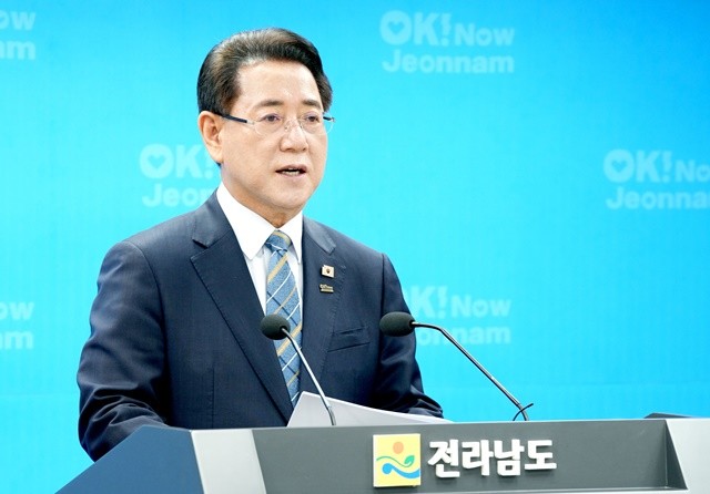 김영록 전라남도지사가 19일 오후 도청 브리핑룸에서 “정부가 대한민국 석유화학산업의 중심지인 여수시를 ‘고용위기 선제대응지역’으로 지정한 것을 온 도민과 함께 환영한다”고 밝히고 있다.