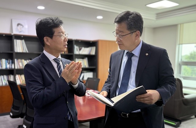 박병규 광산구청장이 지난 6월 국회를 찾아 안호영 국회 환경노동위원장에게 지역 고용위기 극복을 위한 관심과 협조를 요청하고 있다.