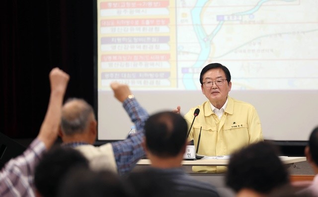 19일 광주 북구청 대회의실에서 열린 특별재난지역 선포에 따른 지원사업 및 침수 예방 대책 주민 타운홀 보고회에서 문인 북구청장이    주민의 의견을 듣고 있다.