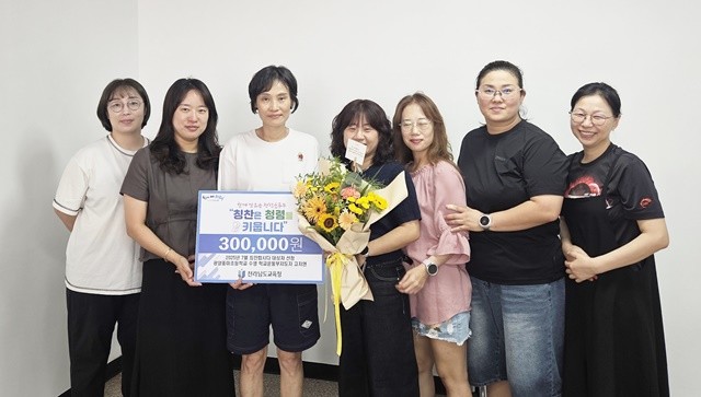 전남교육청이 8월 14일 광양중마초를 방문해 7월 ‘칭찬합시다’ 주인공 고지연 지도자와 학교관계자 학부모가 기념촬영을 하고 있다.