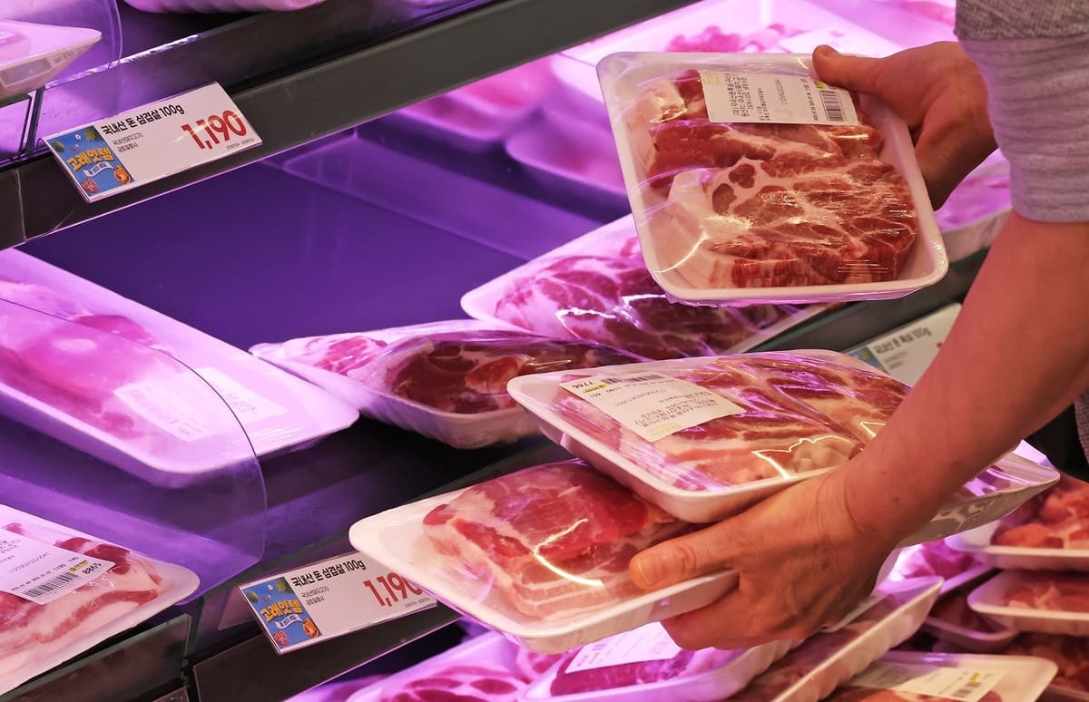 한 대형마트에서 삼겹살을 고르는 시민 / 뉴스1