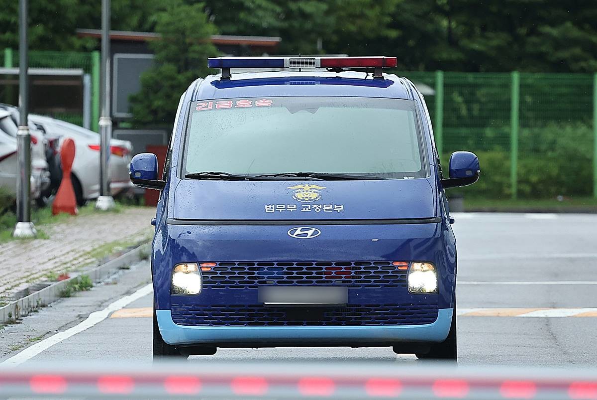 구속된 김건희 여사를 태운 호송차가 14일 오전 서울 구로구 서울남부구치소에서 특검 사무실로 향하고 있다