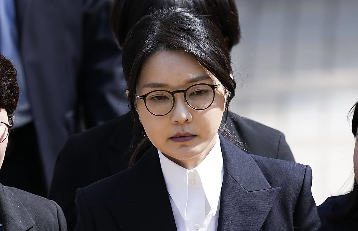 윤석열 전 대통령 부인 김건희 여사가 지난 12일 오후 서울 서초구 서울중앙지법에서 열린 구속 전 피의자 심문(영장실질심사)를 마치고 나오고 있다 / 뉴스1
