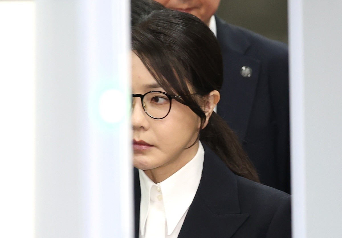 윤석열 전 대통령 배우자 김건희 여사가 12일 오후 서울 서초구 서울중앙지방법원에서 자본시장법과 알선수재, 정치자금법 위반 혐의에 대한 구속 전 피의자 심문(영장실질심사)을 마치고 법정을 나서고 있다. / 뉴스1