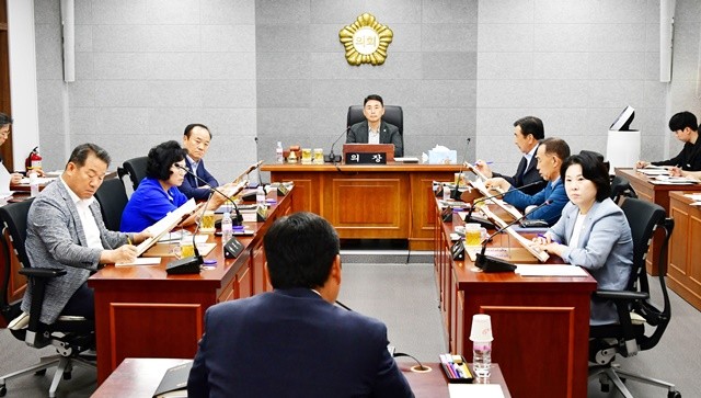 함평군의회 의원들이 간담회 안건들에 대한 보고를 받고 있다.
