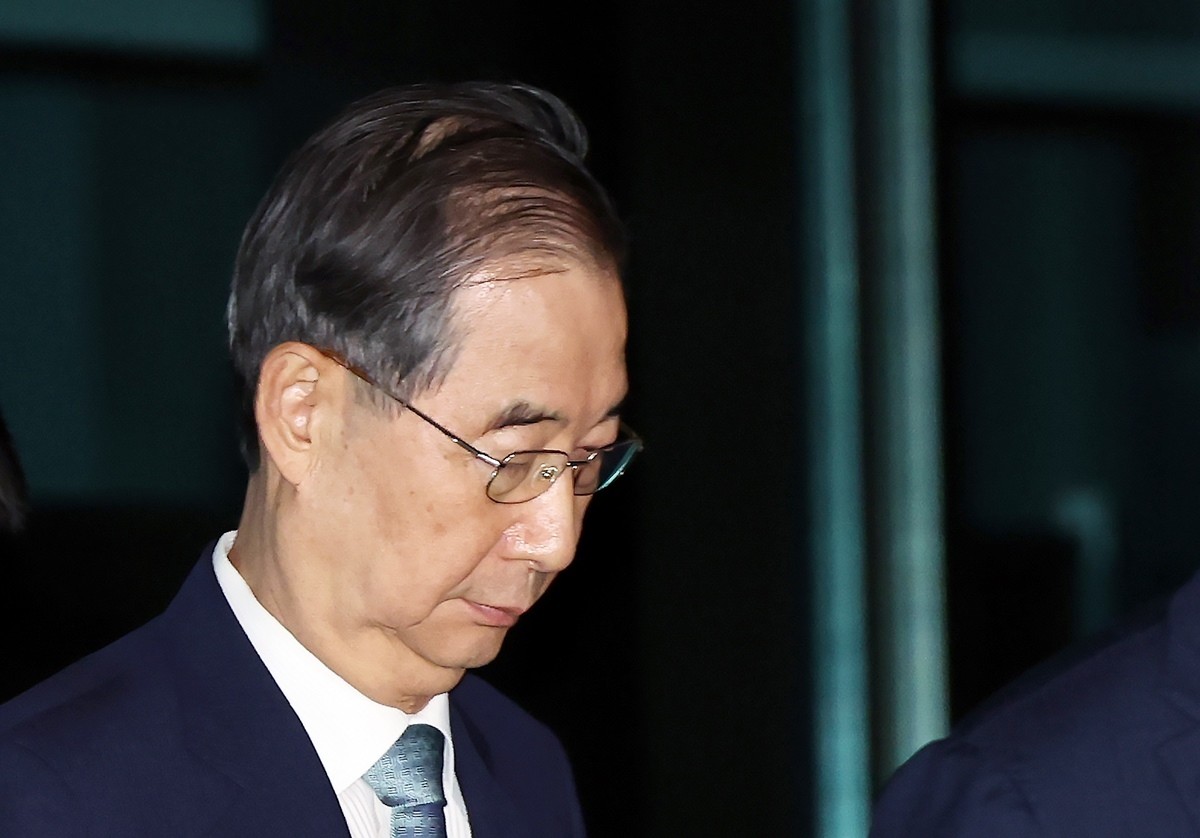 비상계엄 사태에 가담·방조한 혐의로 내란 특검 피의자 조사를 받은 한덕수 전 국무총리가 20일 새벽 서울 서초동 서울고등검찰청에 마련된 내란특별검사팀 사무실을 나와 귀가하고 있다. / 뉴스1