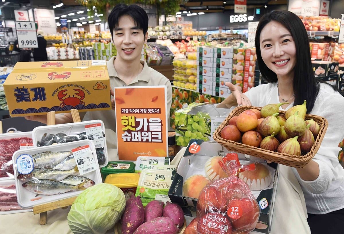 홈플러스가 오는 21일부터 한발 빠른 가을 준비를 위한 '햇가을 슈퍼위크'를 전개한다고 20일 밝혔다. 모델들이 서울 강서구 홈플러스 메가 푸드 마켓 라이브 강서점에서 '햇가을 슈퍼위크' 등 각종 행사 상품들을 소개하고 있다. / 홈플러스 제공