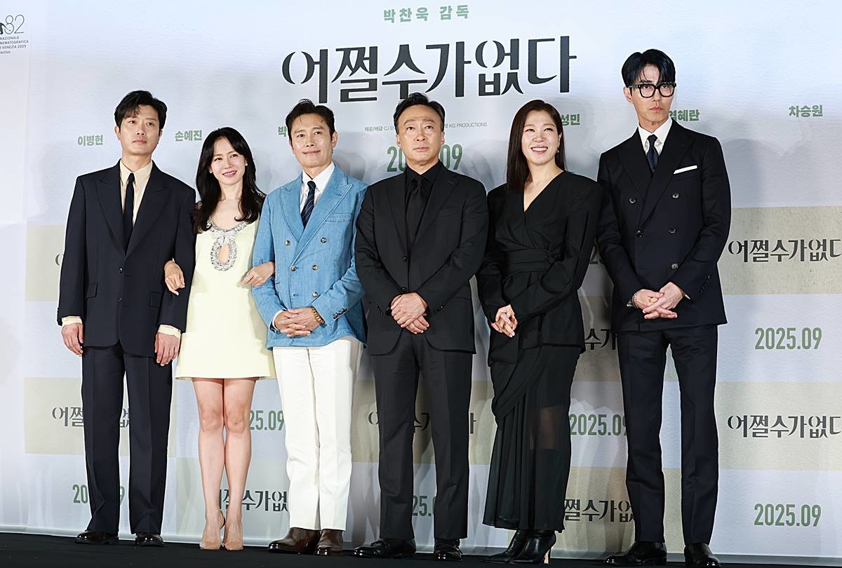 배우 박희순(왼쪽부터)과 손예진, 이병헌, 이성민, 염혜란, 차승원이 지난 19일 오전 서울 용산구 CGV용산아이파크몰에서 열린 영화 ‘여쩔수가없다’ 제작보고회에 참석해 포즈를 취하고 있다. ‘어쩔수가없다'는 '다 이루었다'고 느낄 만큼 삶이 만족스러웠던 회사원 만수(이병헌 분)가 덜컥 해고된 후, 아내와 두 자식을 지키기 위해 어렵게 장만한 집을 지켜내기 위해 재취업을 향한 자신만의 전쟁을 준비하며 벌어지는 이야기를 그렸다 / 뉴스1
