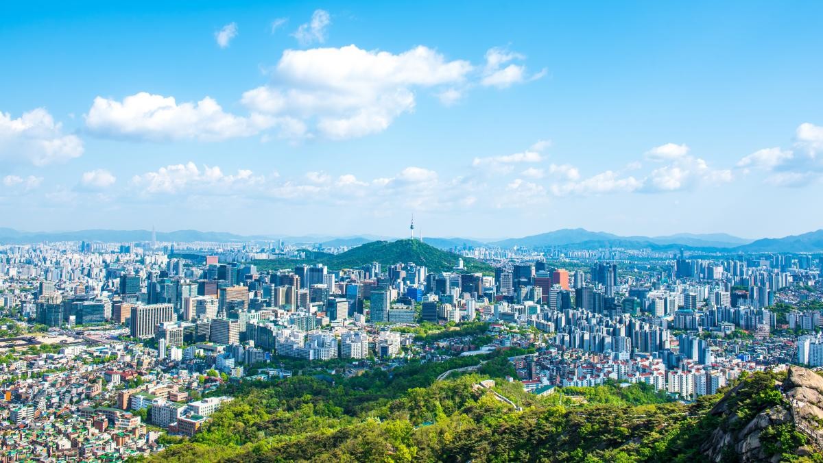 인왕산에서 바라본 서울 전경. / ST_Travel-shutterstock.com