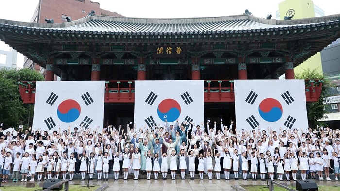 오세훈 서울시장과 독립유공자 후손, 어린이 합창단원 등 참석자들이 15일 서울 종로구 보신각에서 열린 '제80주년 광복절 기념 타종행사'에서 만세삼창을 외치고 있다. / 뉴스1