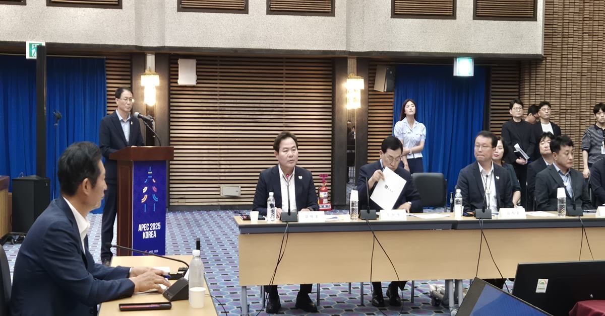 정청래 민주당 대표를 비롯한 최고위원, 임미애 경북도당 위원장 등 민주당 국회의원 13명이 19일 경주를 방문해 아시아태평양경제협력체(APEC) 진행 상황에 관한 보고를 받고, 기반 시설 건설 현장 등 준비 상황을 점검했다./이하 경북도