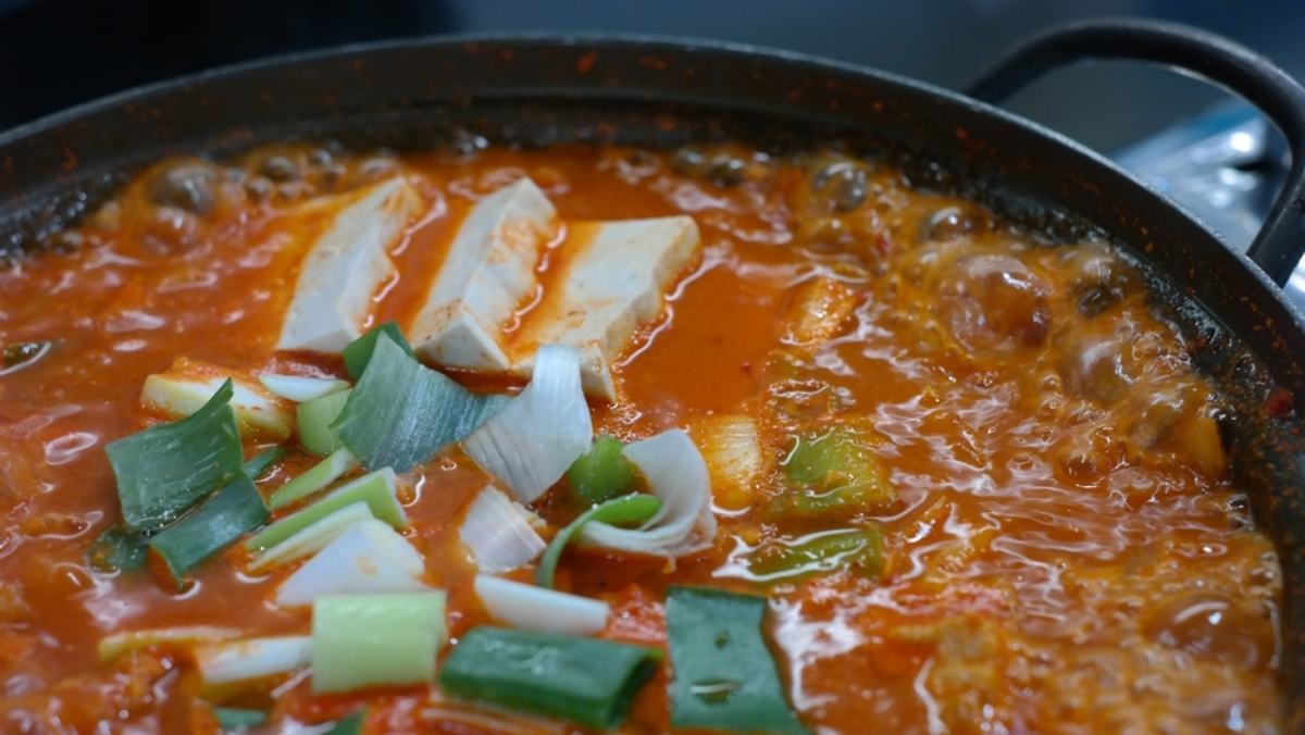 김치찌개에 두부가 들어가있는 사진 / Hyung min Choi-shutterstock.com