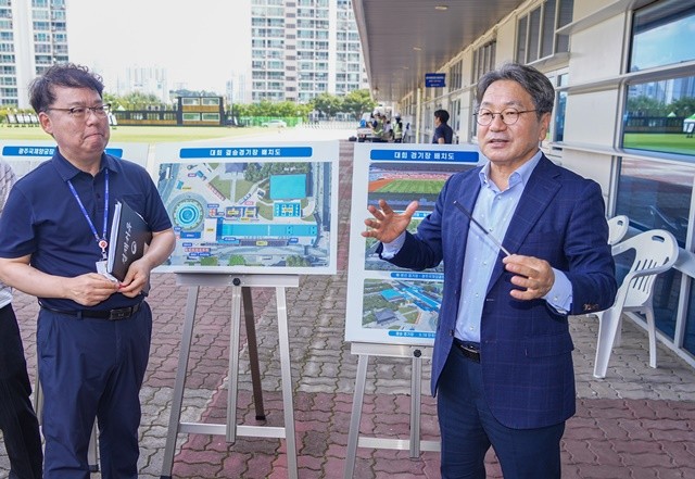 강기정 광주광역시장이 20일 오전 2025 광주 세계양궁선수권대회를 앞두고 남구 광주국제양궁장을 찾아 성공개최를 위한 최종 시설점검을 하고 있다./광주광역시 제공