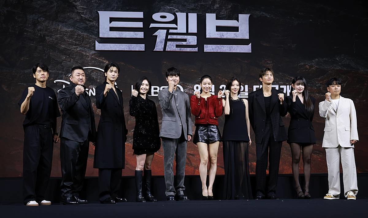 강대규 감독(왼쪽부터)과 배우 마동석, 박형식, 레지나 레이, 성유빈, 안지혜, 이주빈, 서인국, 강미나, 한윤선 감독이 20일 오전 서울 중구 앰배서더 서울 풀만 호텔에서 열린 KBS 2TV 토일 미니시리즈 '트웰브' 제작발표회에 참석해 포즈를 취하고 있다. '트웰브'는 동양의 12지신을 모티브로 한 작품으로 인간을 수호하기 위해 인간의 모습으로 살아가고 있는 12천사들이 악의 무리에 맞서는 전투를 그린 액션 히어로물이다 / 뉴스1