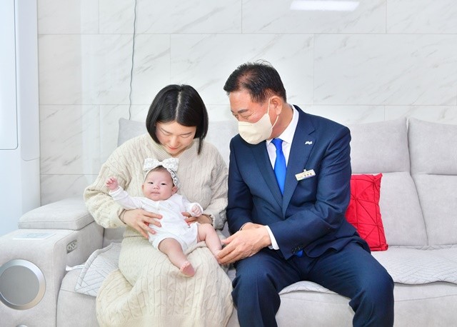 김한종 장성군수가 산모와 아기 가정을 방문해 축하 인사를 전하고 있다.