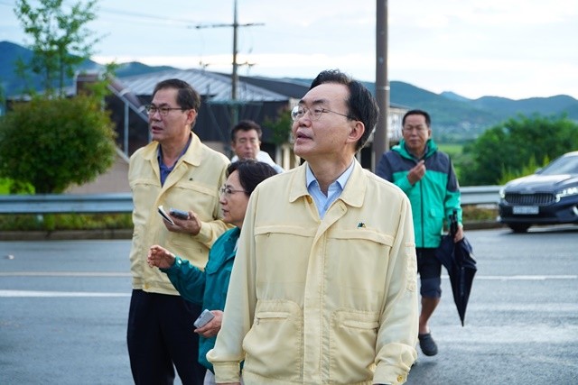 윤병태 시장이 공직자들과 수해 피해 현장 점검에 나섰다.
