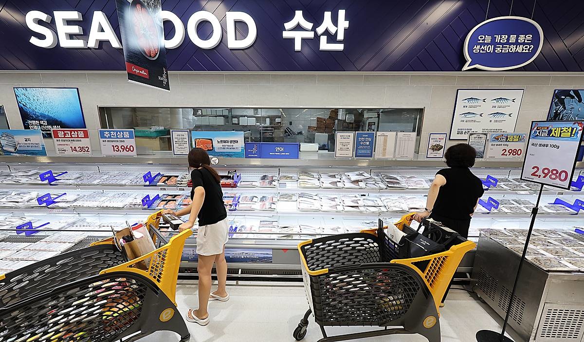서울 시내 한 대형마트 내 수산물 코너를 찾은 시민들이 물건을 고르는 모습 / 뉴스1