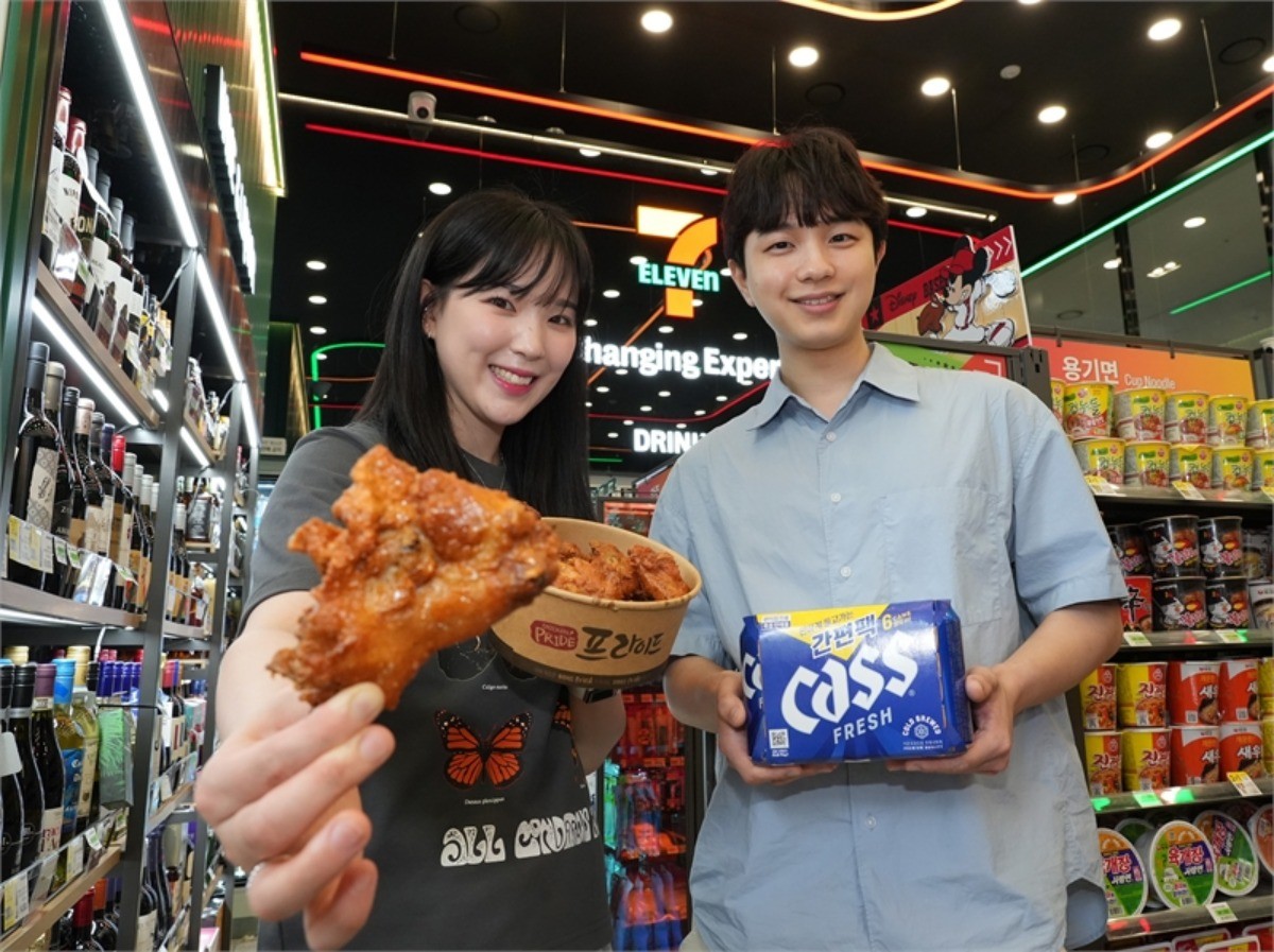 편의점 세븐일레븐은 오는 22일부터 내달 15일까지 휴가 막바지 시즌을 겨냥해 '한도초과 옛날통닭 세트'를 선보인다고 21일 밝혔다. / 세븐일레븐 제공