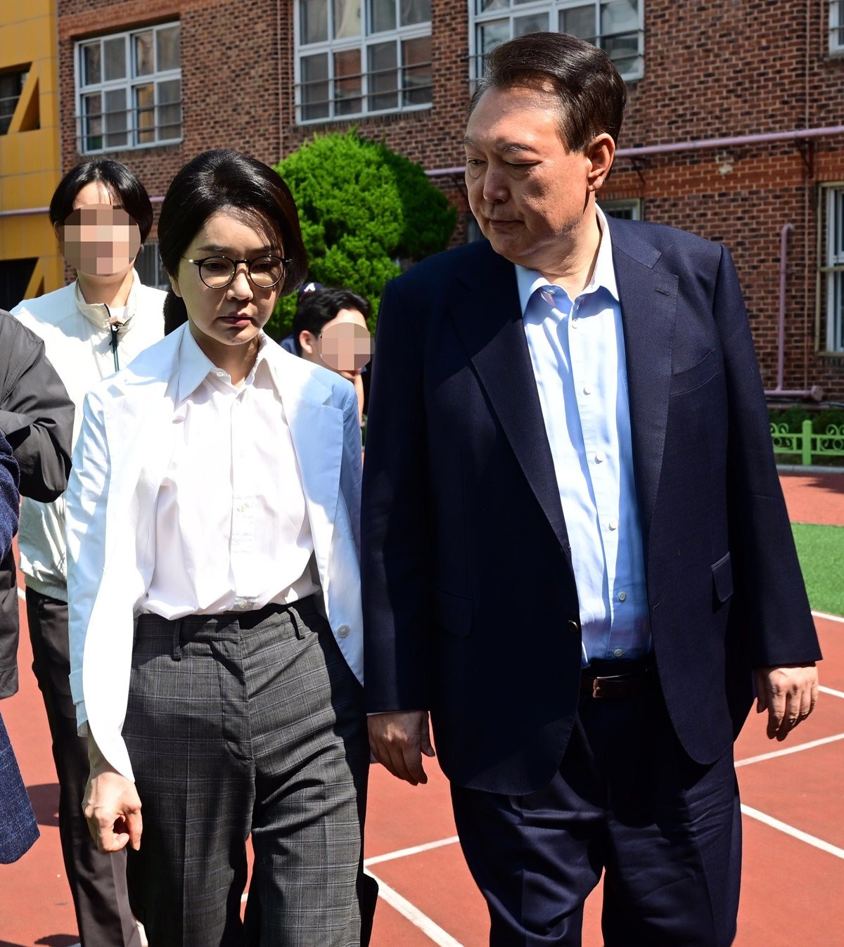 윤석열 전 대통령과 김건희 여사가 제21대 대선 투표일인 지난 6월 3일 오전 서울 서초구 서초동 원명초등학교에 마련된 서초4동투표소에서 투표를 마친 뒤 투표소를 나서고 있다.  / 뉴스1