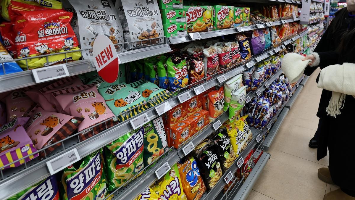 지난 1월 2일 서울 시내의 한 대형마트에서 외국인 관광객이 과자를 구매하는 모습. / 뉴스1
