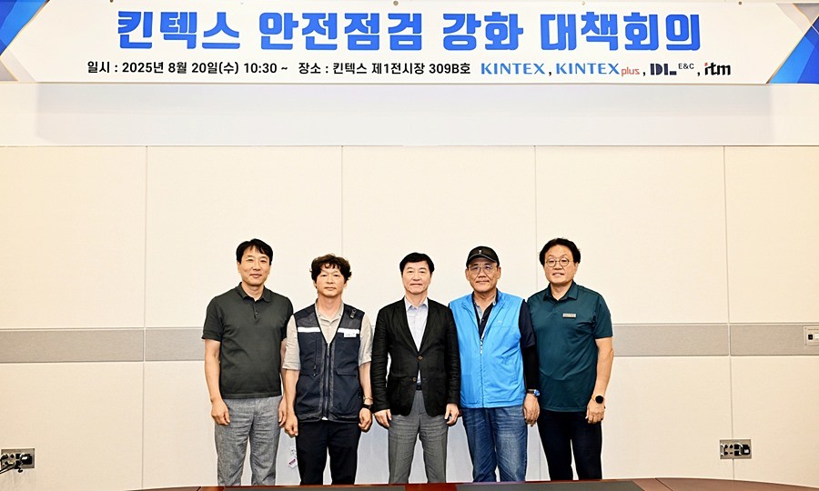 이재율 사장(가운데)