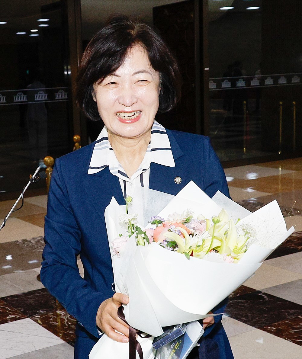 추미애 신임 국회 법제사법위원회 위원장이 21일 서울 여의도 국회 본회의장 앞에서 법사위 직원들로부터 꽃다발을 받고 있다. / 뉴스1