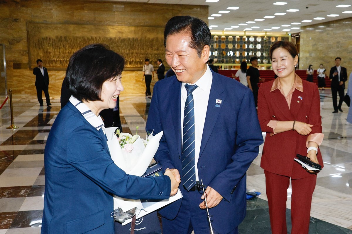 추미애 신임 국회 법제사법위원회 위원장이 21일 서울 여의도 국회 본회의장 앞에서 법사위 직원들로부터 꽃다발을 받은 뒤 정청래 더불어민주당 대표의 축하를 받고 있다. / 뉴스1