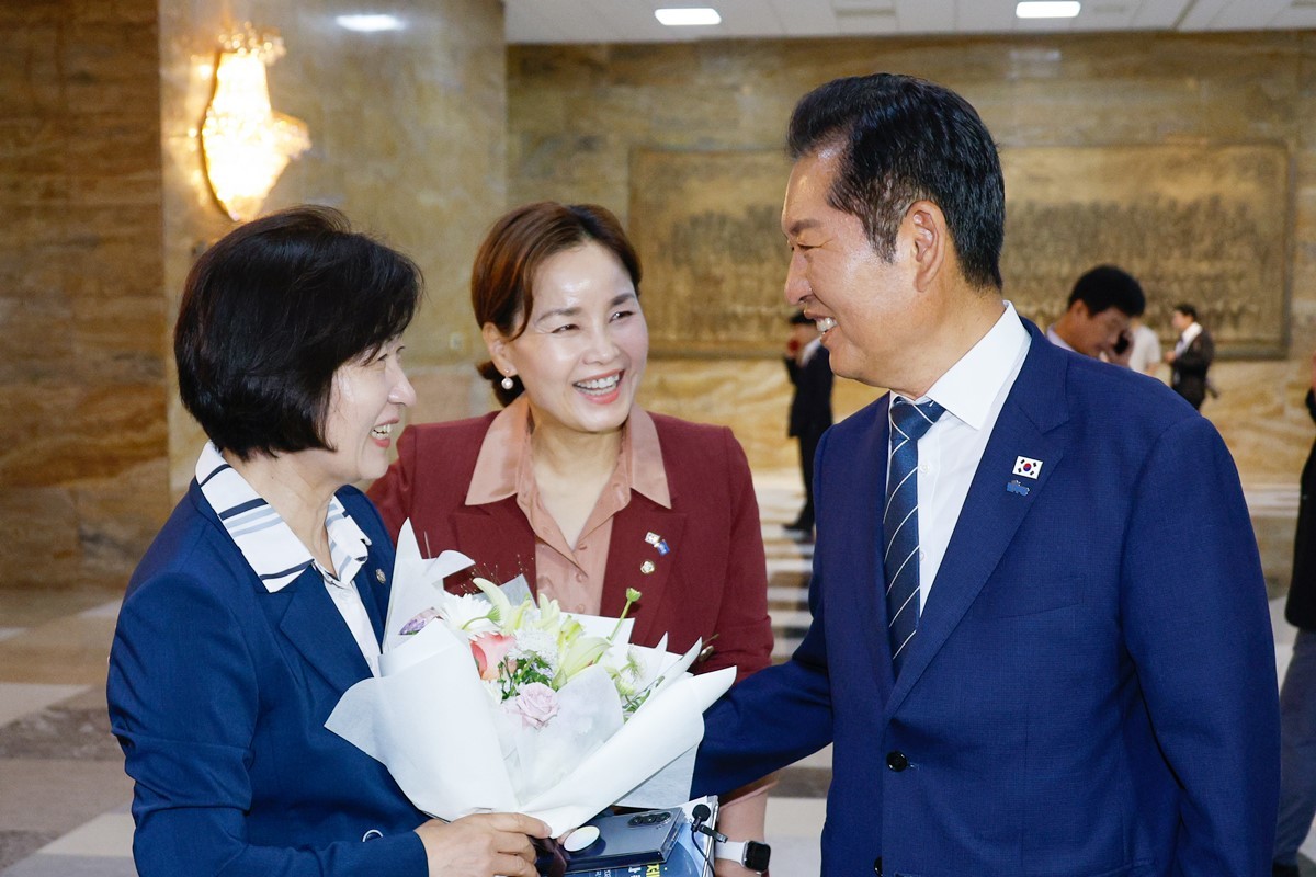 추미애 신임 국회 법제사법위원회 위원장이 21일 서울 여의도 국회 본회의장 앞에서 법사위 직원들로부터 꽃다발을 받은 뒤 정청래 더불어민주당 대표의 축하를 받고 있다. / 뉴스1