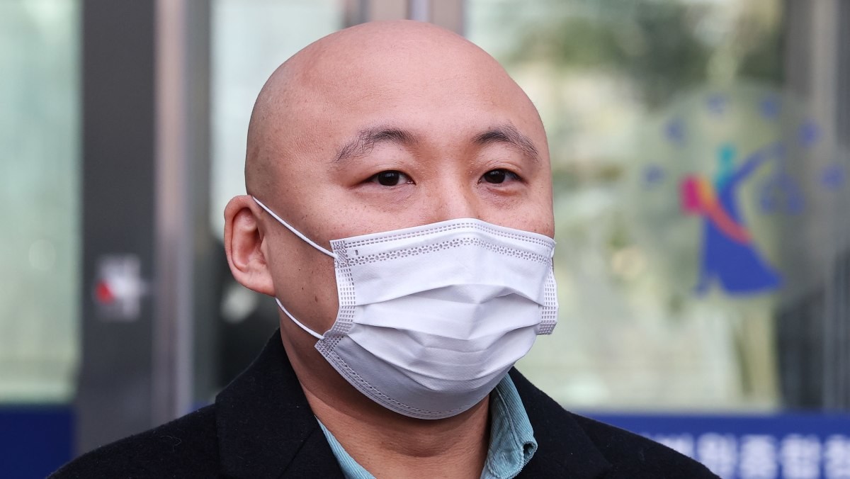 웹툰작가 주호민이 지난해 2월 1일 경기 수원시 영통구 수원지방법원에서 취재진의 질문에 답하고 있는 모습. / 뉴스1