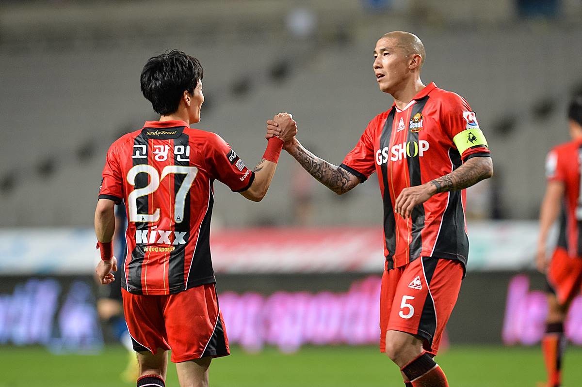 2015년 6월 3일 오후 서울월드컵경기장에서 열린 K리그 클래식 FC 서울과 인천 유나이티드의 경기에서 1대0 승리를 거둔 FC 서울 차두리가 고광민과 하이파이브 하고 있다 / 뉴스1