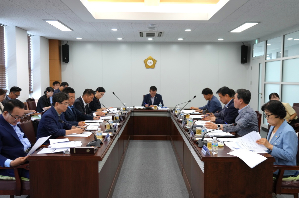 지난 20일 영천시의원 및 집행부 관계 부서장이 참석한 가운데 전체 의원 정례간담회가 열리고 있다. / 영천시의회 제공