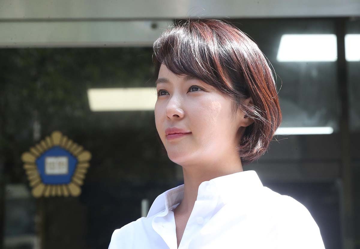 특정경제범죄 가중 처벌 등에 관한 법률 위반(횡령) 혐의로 기소된 배우 황정음이 21일 제주지방법원에서 열린 결심 공판에서 징역 3년을 구형받고 법원을 나오면서 취재진 질문에 답변하고 있다.  / 뉴스1