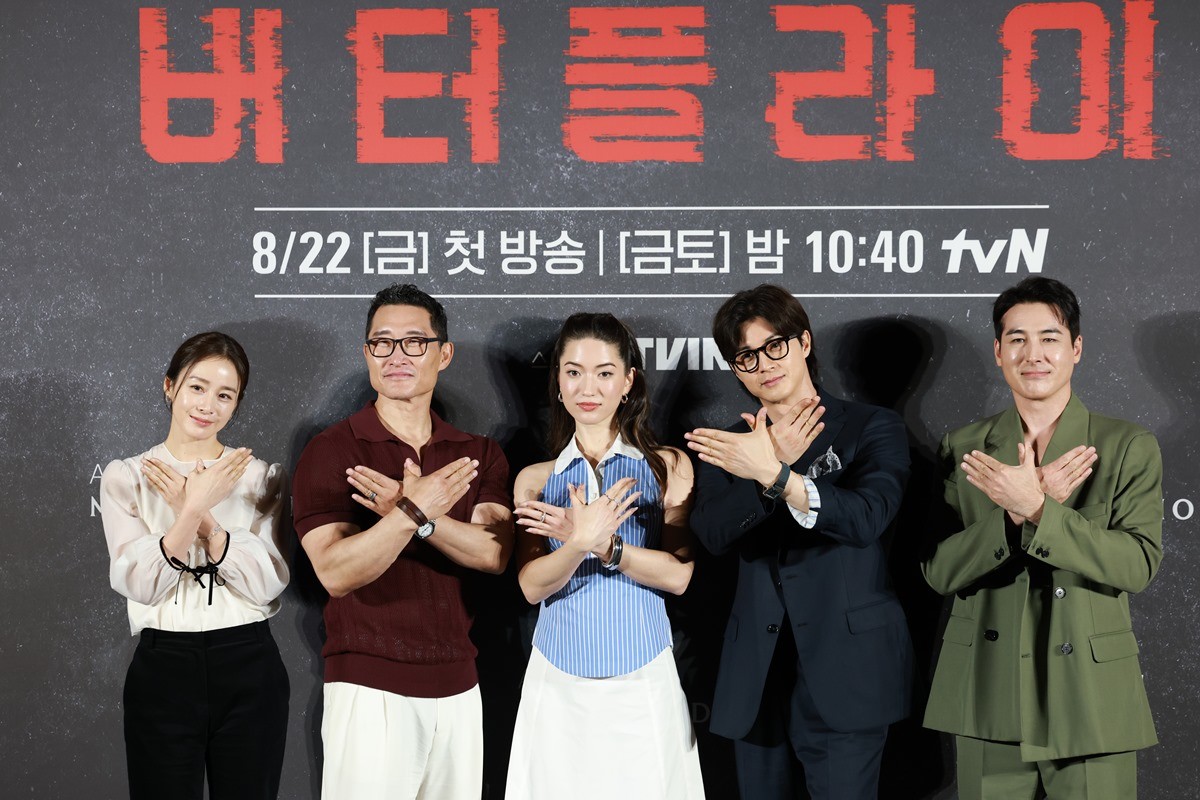 배우 김태희(왼쪽부터)와 대니얼 대 킴, 레이나 하디스티, 김지훈, 션 리차드, 박해수가 21일 오전 서울 용산구 CGV용산아이파크몰에서 열린 아마존 프라임비디오 '버터플라이' 기자간담회에 참석해 포즈를 취하고 있다. / 뉴스1