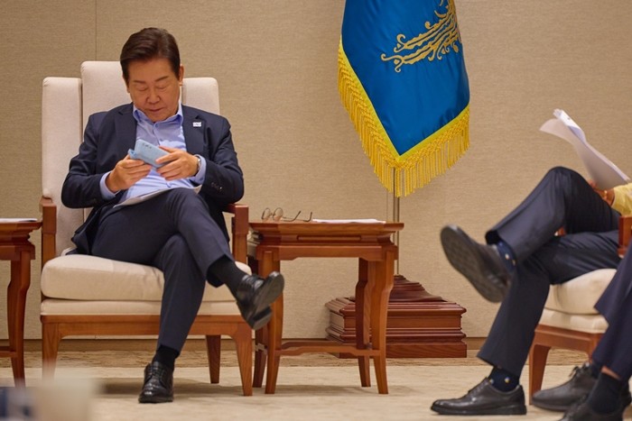 참모진과 티타임을 가지는 이재명 대통령 / 뉴스1