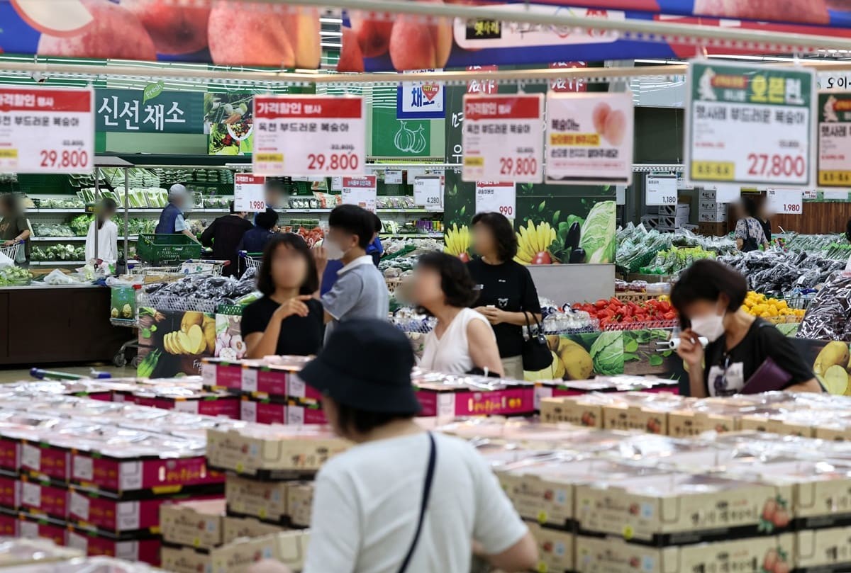 서울의 한 대형마트에서 시민들이 장을 보고 있다. / 뉴스1