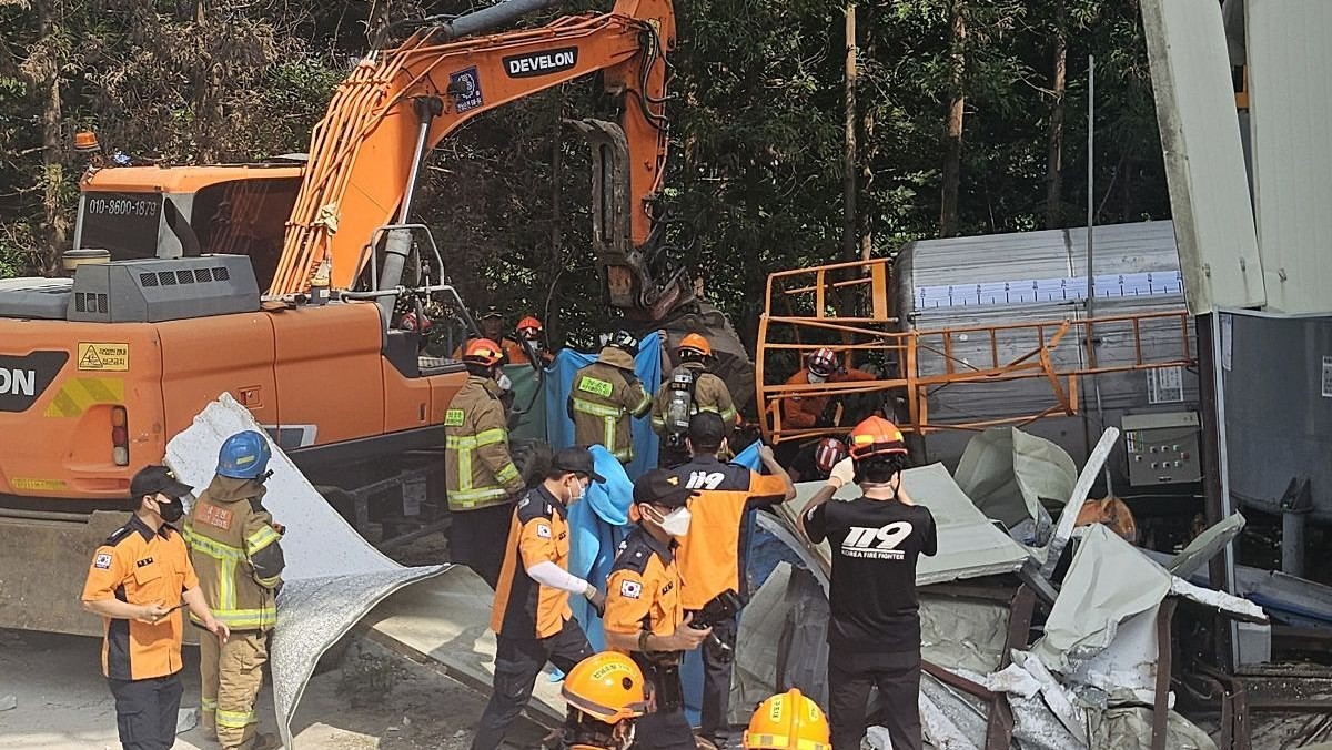 21일 오후 전남 순천시 서면 순천일반산업단지 내 레미콘 공장에서 지상 간이탱크 청소 작업자 3명이 쓰러져 소방 당국이 구조 작업을 하고 있는 모습 / 연합뉴스