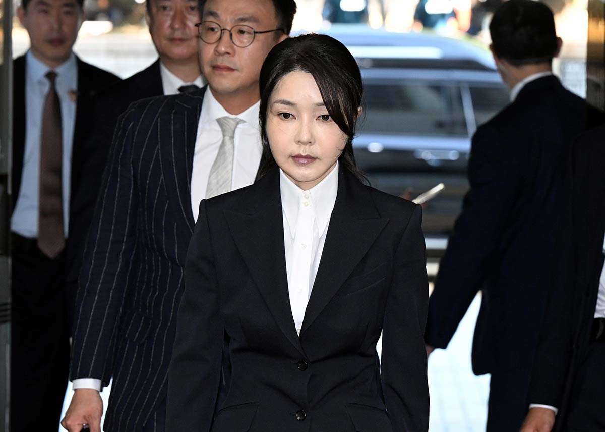 윤석열 전 대통령 부인 김건희 여사가 12일 오전 서울 서초구 서울중앙지법에서 열린 자본시장과 금융투자업에 관한 법률 위반 및 정치자금법 위반 등의 혐의 구속 전 피의자 심문(영장실질심사)에 출석하고 있다.  / 뉴스1