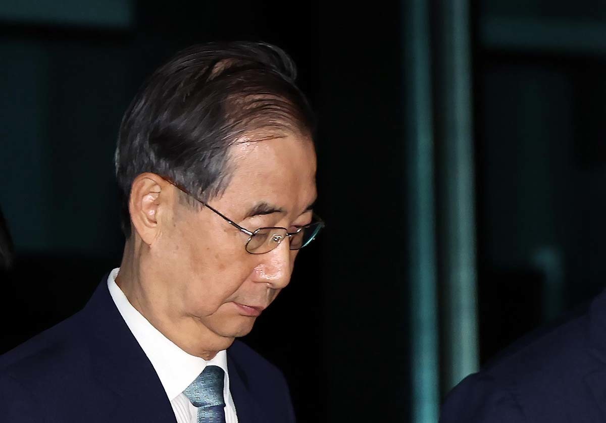 12·3 비상계엄 사태에 가담·방조한 혐의로 내란 특검 피의자 조사를 받은 한덕수 전 국무총리가 20일 새벽 서울 서초동 서울고등검찰청에 마련된 내란특별검사팀 사무실을 나와 귀가하고 있다. / 뉴스1