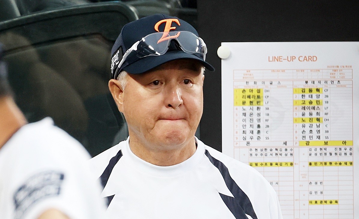 한화 이글스를 이끄는 김경문 감독. 기사 이해를 돕기 위한 자료 사진. 21일 대전에서는 리그 9위 두산 베어스가 리그 2위 한화 이글스를 6-3으로 제압하고 7연승을 달렸다. 반면 한화 이글스는 이날 경기 패배로 5연패를 기록했다.     김경문 감독이 이끄는 한화 이글스가 충격의 5연패에 빠진 사이, 염경엽 감독이 이끄는 리그 1위 LG 트윈스와 게임차는 어느덧 4.5경기로 벌어졌다.    / 연합뉴스