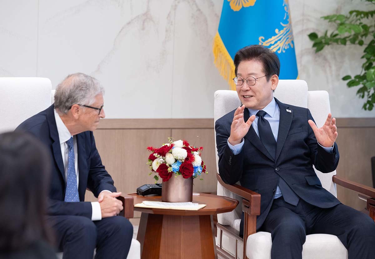 이재명 대통령이 21일 서울 용산 대통령실에서 빌 게이츠 게이츠재단 이사장을 접견하고 있다. / 대통령실 제공